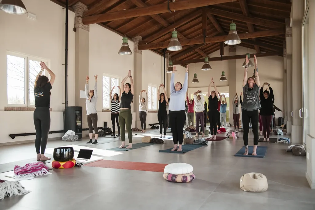Classe a lezione di yoga nella posizione del vulcano.