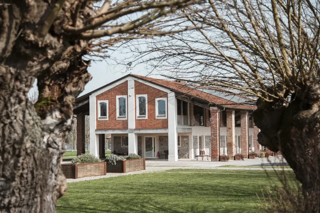Vista dall'esterno del Podere Galla immerso nel verde.