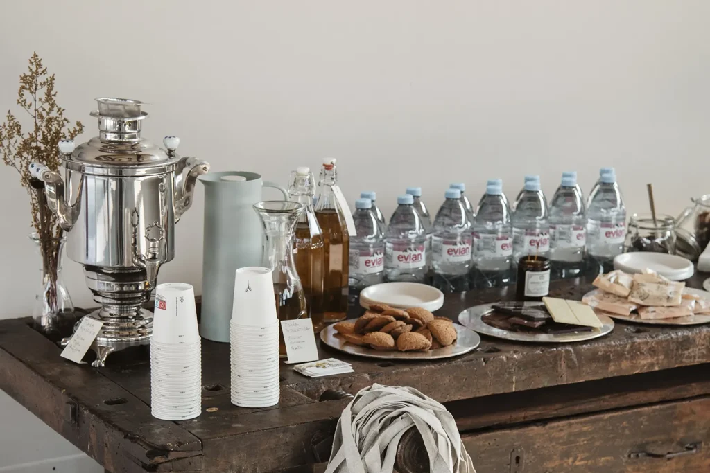 Buffet con biscotti, cioccolate, snack biologici e tisane offerte durante il yoga retreat.